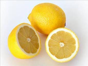 <p><strong>Kokuların İnatlarını Kırın:</strong></p>
<p>Balık kokusu inatla ellerinizi terk etmiyor mu? Hemen bir limonu ikiye kesip ellerinizi onunla ovun. Kokular daha fazla direnemeyeceklerdir. Balıklı kızartma tavası ve tabaklarınızı sakın kaynar suyla yıkamayın, çünkü kaynar su bütün inatçı kokuların işbirlikçisidir. Önce bir güzel soğuk sudan geçirin, sonra dilediğiniz gibi yıkayabilirsiniz. Yumurta kokusunun da bardak ve tabaklarınız üzerindeki inadını aynı şekilde kırabilirsiniz.</p>