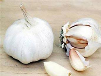 <p>Sarımsak ve bademin kabuklarını kolayca soymak için, bir süre sıcak suda bekletin</p>