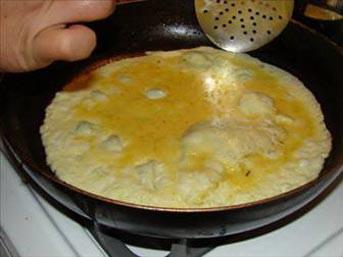 <p>Başarılı bir omlet için, kullandığınız tavanın çok kuru ve temiz olması gerektiğini unutmayın</p>