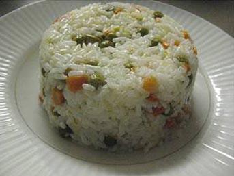 <p>Pilavınızın lezzetini arttırmak için pirinci önce margarin veya tereyağı ile kavurmayı deneyin. Pilavın pişirme suyuna katılan sıvı yağ da pirinçlerin yapışmasını engeller ve pilavınızın tane tane olmasını sağlar. Eğer sade pilav pişiriyorsanız, pişme suyuna ekleyeceğiniz 1-2 çay kaşığı limon suyu, pilavın rengini daha beyaz yapacaktır. Pilavın pişip pişmediğini, pirinç tanesini ancak tadarak anlayabilirsiniz. Tane yenilebilir yumuşaklıkta, ama dişe gelir sertlikte olmalıdır.<br />Eğer tarifte verilen pişme süresi tamamlandığında pirinçler hala fazla sertse ve pilav suyunu çekmişse, dörtte bir ölçü sıcak su ilave edin. Pirinçler bu suyu çekinceye kadar pişirin.<br />Pişirmede karşılaşabileceğiniz diğer bir problem ise pilavın pişmiş ama lapalaşmış olmasıdır. Bunun da kolayı var. Pilavı çok kısık ateşte bir çatalla havalandırarak, suyunu tamamen çekinceye kadar karıştırın. Pilavı pişirirken asla karıştırmayın. Çünkü sudaki pirinci karıştırmak, nişastanın açığa çıkmasına ve tanelerin birbirine yapışmasına yol açar.<br />Artan pilavınızı çorbalarda ve sulu yemeklerde kullanabileceğinizi de hatırlatmak istiyoruz. Ancak pirinci pişirdiğiniz yemeğe son anda ilave etmelisiniz. Aksi halde, zaten pişmiş olan pirinç yumuşar ve dağılarak görüntüyü etkiler</p>