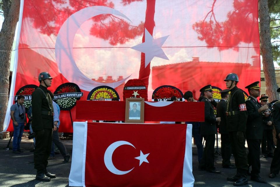 <p>Hakkari'nin Çukurca ilçesinde terör örgütü PKK mensuplarına yönelik sürdürülen operasyonda şehit düşen Astsubay Bahri Uçuş, memleketi Aydın'ın Kuyucak ilçesinde toprağa verildi.</p>
