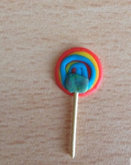 <p>Lolipop'un arkasını çevirerek yukardaki artan parçayı yapıştırarak sabitleştirelim.</p>
