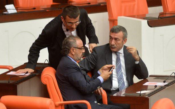 <p>Bunun üzerine Akşener, Sakık'ı Başkanlık Divanı'nın arkasındaki odaya davet etti. </p>
