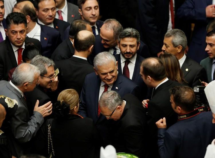 <p>Resepsiyona Başbakan Binali Yıldırım CHP genel başkanı Kemal Kılıçdaroğlu, MHP Genel Başkanı Devlet Bahçeli Genelkurmay Başkanı Hulusi Akar ve çok sayıda davetli katıldı.</p>

<p> </p>
