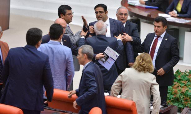<p><strong>BALUKEN, <a href="http://www.haber7.com/etiket/ipek" target="_blank">İPEK</a>'İN ÜZERİNE YÜRÜDÜ</strong></p>
<p>Ara verilince yerine <strong>geçen</strong> ve AK Parti sıralarına giderek AK Parti Grup Başkanvekili Belma Satır'a tepki gösteren HDP Grup Başkanvekili İdris Baluken'e AK Parti Ankara<strong>Mliletvekili</strong> Haluk İpek tepki gösterdi.</p>