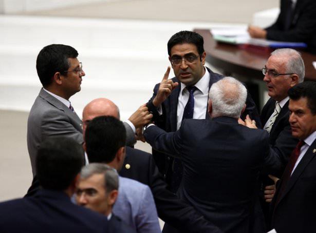 <p>Buna sinirlenen Baluken, İpek'in üzerine yürüdü. Yaşanan gerginliği araya giren milletvekilleri önledi. </p>