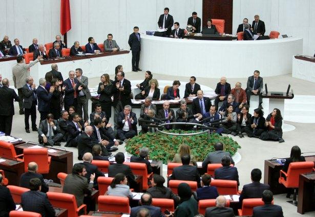 <p>TBMM Genel Kurulu'nda i&ccedil; g&uuml;venlik paketinin g&ouml;r&uuml;şmeleri tartışmalı başladı. Muhalefet milletvekilleri tasarı &uuml;zerinde konuşmazken, CHP ve HDP milletvekilleri Genel Kurul salonunun ortasına oturarak, alkış ve sloganlarla tepki g&ouml;steriyorlar.</p>
