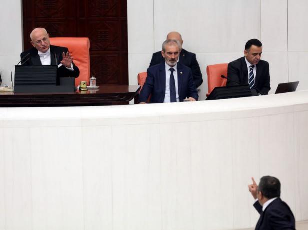 <p><br />
Toplantıda, AK Parti Genel Başkanı ve Konya Milletvekili Ahmet Davutoğlu'nun başkanlığında kurulan 64. Hükümetin güven oylaması yaptı.</p>
