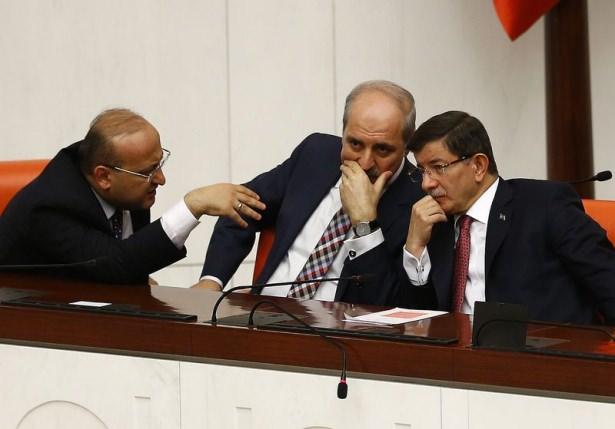 <p>Öte yandan, güven oylaması devam ederken Başbakan Davutoğlu'nun iki yardımcısıyla hararetli konuşmaları geceye damgasını vurdu.</p>