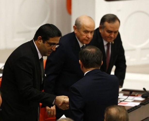 <p><strong>Başbakan Ahmet Davutoğlu, 64. Hükümet'in TBMM'de güvenoyu almasından sonra muhalefet liderleri ile tokalaşıp, AK Partili milletvekillerinin tebriklerini kabul etti.</strong></p>
