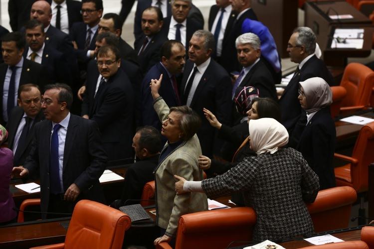 <p>Genel Kurulda, CHP Hatay Milletvekili Serkan Topal, gündem dışı söz alarak, anayasa değişikliği teklifine ilişkin eleştirilerde bulundu.</p>
<p> </p>