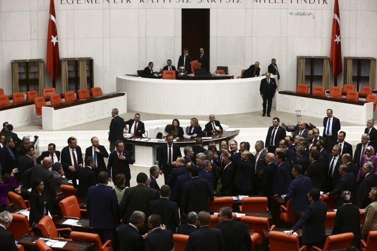 <p>Dün bu salonda, hiç kimseye yakışmayan görüntüler yaşadık. Aslında konuşmacının ifade ettiği saltanat sevdalısı yaklaşımı da milli egemenliğe hayır demenin de kimler tarafından nasıl yapıldığını tüm Türkiye görmüş oldu.</p>
<p> </p>