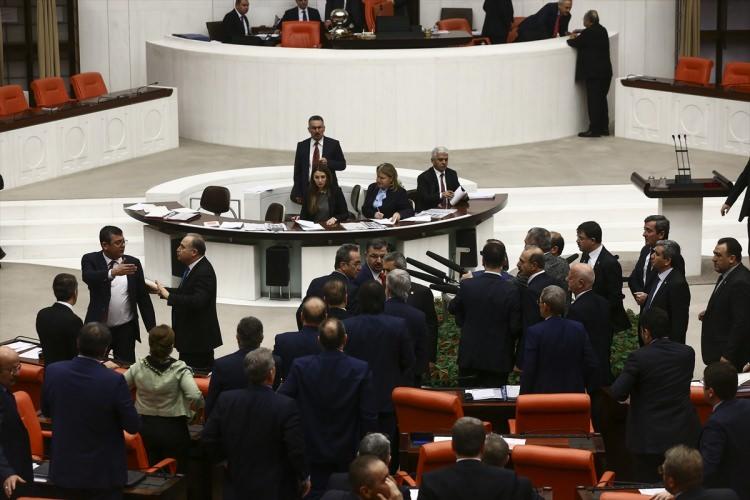 <p> Size rağmen daha demokratik bir Türkiye istiyoruz, size rağmen daha milli güvenliğin olduğu bir ülkede yaşamak istiyoruz.</p>
