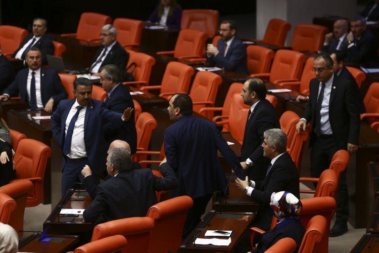 <p><strong>"Size rağmen oyuna gelmeyeceğiz"</strong></p>

<p>Bu sözler üzerine AK Parti Grup Başkanvekili Bülent Turan, ister istemez baz tartışmanın, polemiklerin olabileceğini ancak iftiranın, seviyesizliğin, hakaretin bu kadarını şaşkınlık içinde izlediklerini kaydetti.</p>
