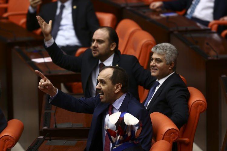 <p>Turan, "15 Temmuz'da bu Meclisi, bu kürsüyü işgal edemeyen tırnak içerisinde Silahlı Kuvvetler nasıl bir cevapla karşılaşmışsa arkadan vurmaya kalkan, iki arkadaşımızı kalleşçe arkadan, alçakça, şerefsizce arkadan vuracaklar da aynen aynı cevabı alacaklardır. Polatlı'nın sınırlarına gelen düşman askerleri bu kürsüyü işgal edemedi, siz de edemeyeceksiniz. Size rağmen oyuna gelmeyeceğiz. Bu milletin dediğinden başka birşey olmayacak." dedi.</p>

<p> </p>
