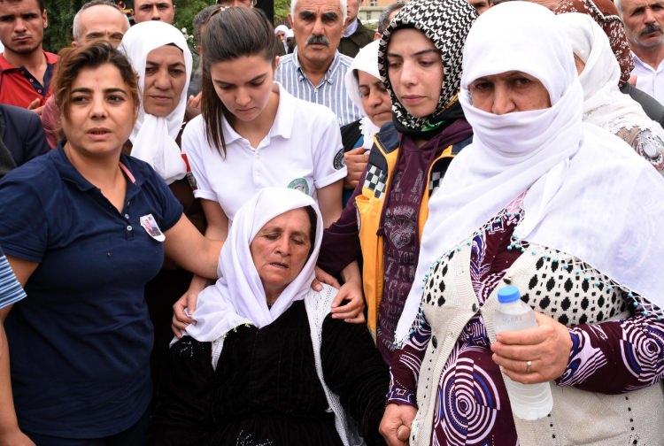 <p>Cenaze töreninde sık sık tekbir getirilirken teröre lanet yağdı. Öte yandan, şehit polis Mutlu’nun Elazığ Emniyet müdür yardımcısının makam şoförü olduğu öğrenildi.</p>
