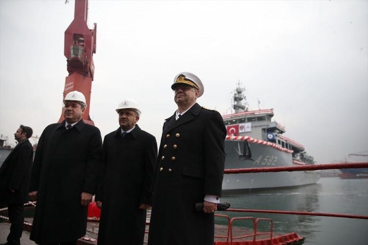 <p>Türk Deniz Kuvvetleri’nin ihtiyacı doğrultusunda İstanbul Tersanesi’nde üretilen en modern ve donanımlı denizaltı kurtarma gemisi TCG Alemdar, Milli Savunma Bakanı Fikri Işık katıldığı törenle Türk donanmasına teslim edildi.</p>
