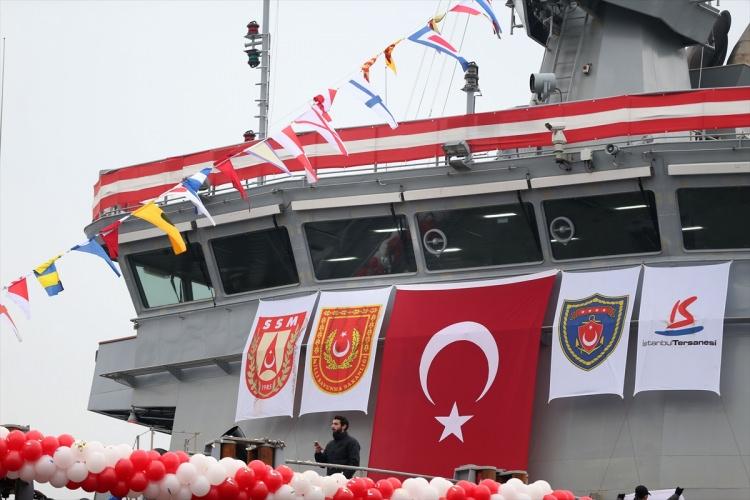 <p>TCG Alemdar, Kurtuluş Savaşı’nın sembol gemisinin adını denizlerimizde yaşatacak. Akdeniz’in en büyük Deniz Kuvvetlerinden birine sahip Türkiye’nin ihtiyacı için Tuzla’daki İstanbul Tersanesi’nde yapılan A-582 borda numaralı TCG Alemdar, bugün Deniz Kuvvetleri’nin hizmetine girdi.</p>
