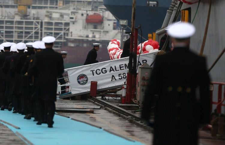 <p>TCG Alemdar, 91 metre boyunda, 19 metre eninde ve 4 bin ton ağırlığında. Geminin pistine deniz helikopterleri de başarıyla iniş-kalkış yaptı.</p>

