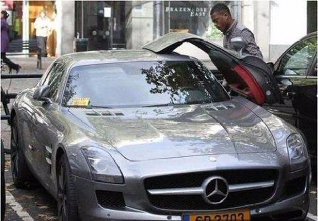 <p><strong>Patrice Evra</strong><br />
<br />
Patrice Evra, Mercedes SLS</p>

<p> </p>

<p> </p>
