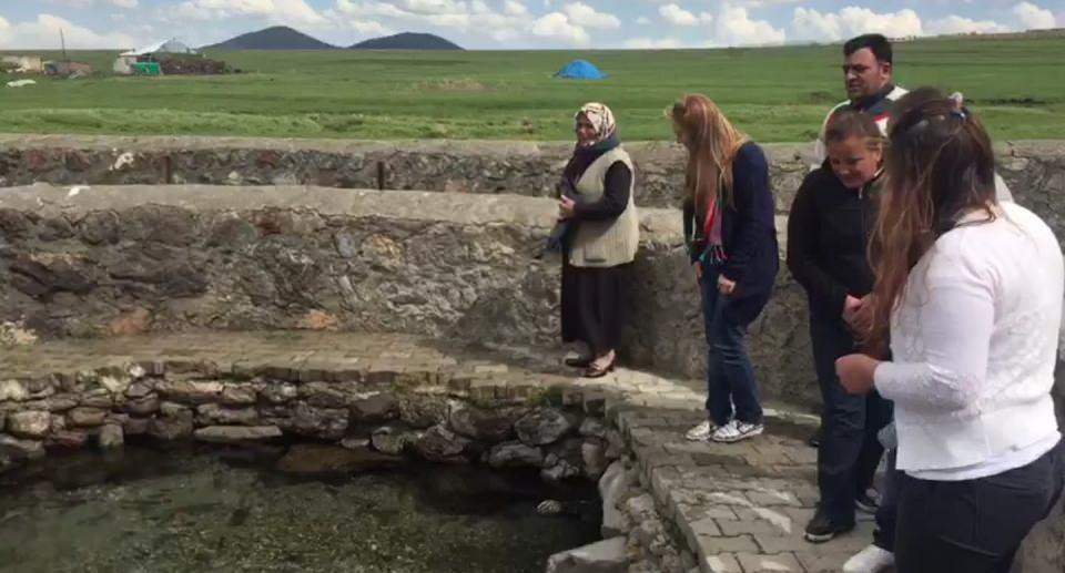 <p>Ara sıra kaybolan ve geri döndüklerinde yaralı olan balıkları, şifa arayan, sınava girecek öğrenciler ve evlenmek isteyen gençler ziyaret ediyor. Burada edilen dualarının ise kabul edildiği ileri sürülüyor.</p>
<p> </p>