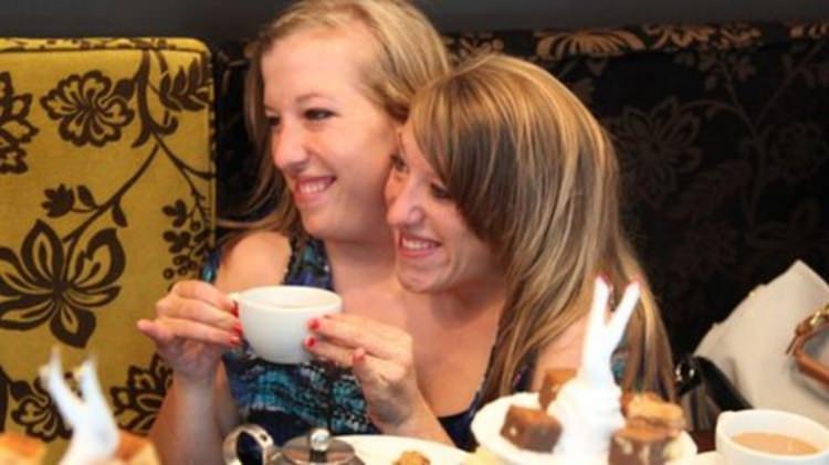 <p><strong>İşte görenleri hayrete düşüren Abigail Hensel ve Brittany Hensel ikizleri...</strong></p>