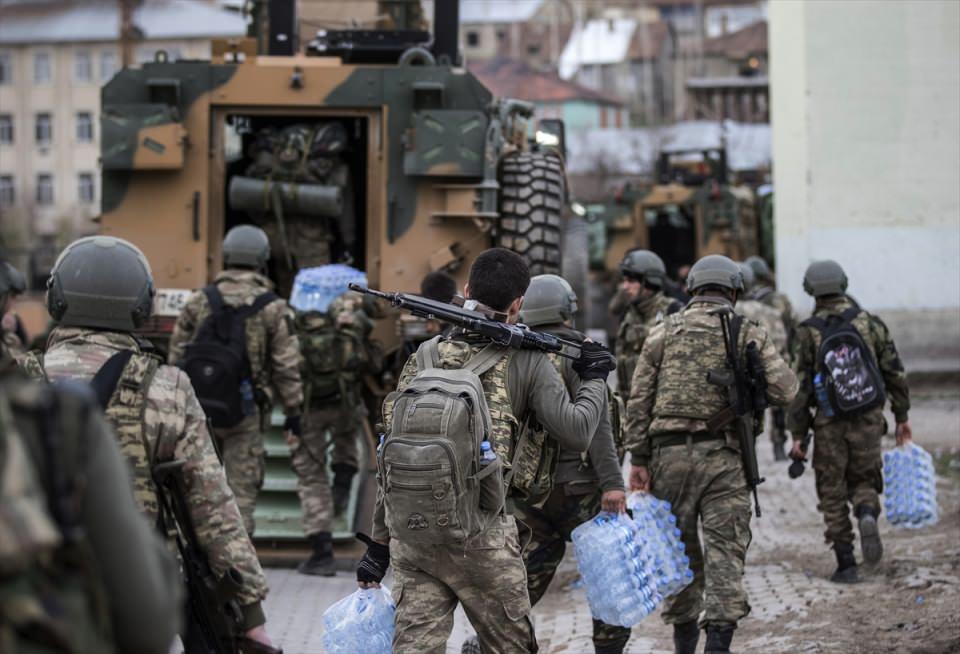 <p><strong>Gece gündüz "terör nöbeti"</strong><br />
<br />
Hakkari'nin Yüksekova ilçesindeki operasyonda terör örgütüne büyük darbe vuran güvenlik güçleri, gece gündüz demeden aynı kararlılıkla görevlerini yürüttü.</p>
<p> </p>