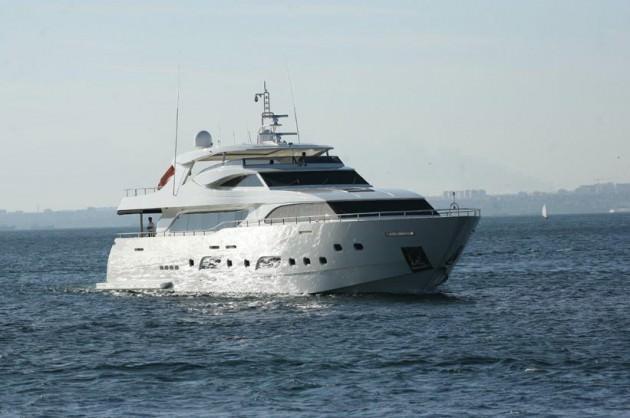 2) KIVIRCIK: 8 milyon avroluk Kıvırcık y&uuml;zde y&uuml;z yerli &uuml;retim olmasıyla dikkatleri &ccedil;ekiyor. Mengi Yay Yat&ccedil;ılık tarafından Tuzla&rsquo;da &uuml;retilen mega yat Kıvırcık, aynı anda 50 kişiyi misafir edebileceğiniz, isterseniz 12 misafiri yatırabileceğiniz bir tekne. T&uuml;m tasarımı T&uuml;rk tasarımcılara ait olan Kıvırcık, tek tuşla kumanda &ouml;zelliği, bilgisayarlı kumanda sistemi ile teknolojik a&ccedil;ıdan ileri d&uuml;zey olmakla birlikte, ana kamarada tavanı a&ccedil;ılarak deniz ve g&ouml;ky&uuml;z&uuml;n&uuml; seyretme imk&acirc;nı da sunuyor. 