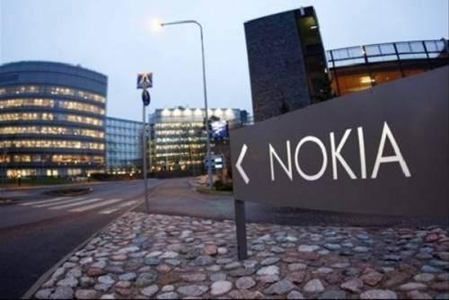 <p>NOKIA - Finlandiyalı Nokia’nın kökenleri 1865 yılına kadar uzanmaktadır. Nokianvirta nehri kıyısında yer alan Nokia kasabasında kurulan şirket ilk yıllarında kereste işi yapıyordu. 1898 yılında kurulan Finnish Rubber Works ve 1912 yılında kurulan Finnish Cable Works şirketleri 1967 yılında Nokia adı altında birleştiler. 1992 yılında ilk GSM telefon görüşmesini gerçekleştirerek telekomünikasyon alanında yıldızı parlayan Nokia, ismini şirketin 1865 yılında faaliyet gösterdiği Finlandiya’daki Nokianvirta nehri kıyısında yer alan Nokia kasabasından aldı.</p>

