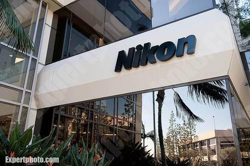 <p>NIKON - 1917 yılında en büyük üç optik cihaz üreticisinin bir araya gelerek kurdukları Nippon Kōgaku Kōgyō Kabushikigaisha (Japan Optical Industries Corporation) isimli şirket 1946 yılında “Nippon Kōgaku” (Japan Optical) ve Alman Carl Zeis şirketinin tescilli markası “Ikon” kelimesini birleştirerek Nikon markasını oluşturdular. Carl Zeis ile marka yüzünden sorunlar yaşanmasından dolayı Nikon ürettiği lenslere Nikkor adını verdi. Nikon ürettiğin fotoğraf makineleri ile dünya markası olmayı başardı.</p>
