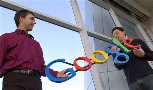 <p>GOOGLE - Stanford Üniversitesi’nde okuyan iki arkadaş Larry Page ve Sergey Brin tarafından 4 eylül 1998 yılında kurulan ve bugün dünyanın 1 numaralı arama motoru olmayı başaran Google ismini matematikte 10^100 (10 üzeri 100) sayısı için kullanılan googol kelimesinden almıştır. Larry Page ve Sergey Brin googol sayısından esinlenerek arama motorlarına Google ismini verdiler.</p>
