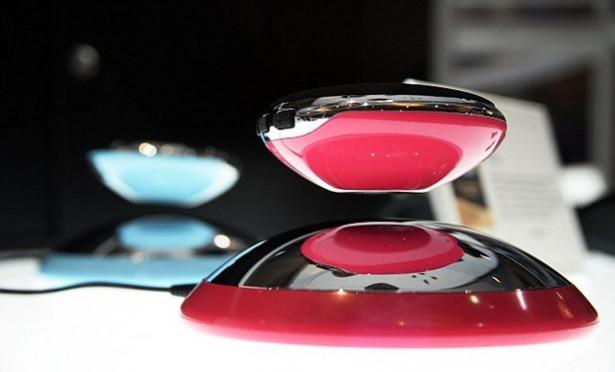 <p>Üzerinde bulunan mıknatıslarla itme gücü yaratan hoparlör sistemi sesi, kablosuz olarak alan bu hoparlörler, "uçan ses sistemi" adını taşıyor. </p>
