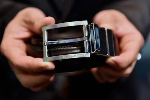 <p>Üzerindeki mikromotorlar sayesinde kullanıcıların beline göre ayarlanabilen akıllı kemerler  sensörler sayesinde kullanıcıların yemek yemediğini anlayan kemerler, sıkılığını buna göre ayarlıyor.                                         </p>
