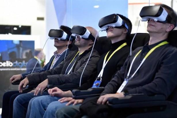 <p>Ve sanal gerçeklik gözlükleri. 360 derecelik video izlemenizi sağlayabilen bu gözlükler, bazı medya şirketleriyle yapılan anlaşmalar sayesinde video ve müzik yayınlarına ücretsiz bir şekilde erişebilecek.                                         </p>
