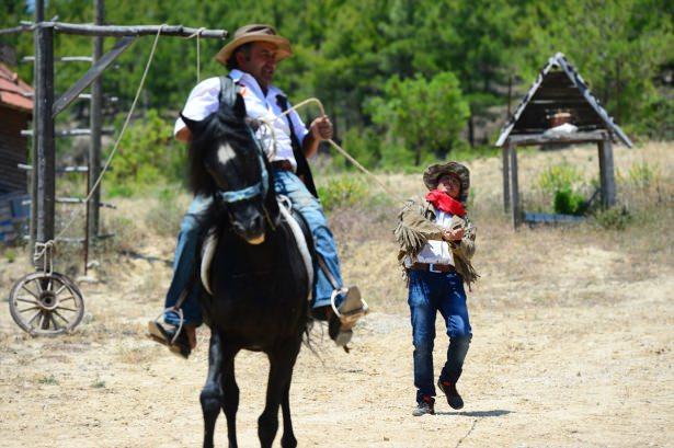 <p><strong>"Yörük Mustafa'ydım kovboy Jack oldum"</strong></p>
<p>Tesisin işletmecisi Mustafa Deniz, AA muhabirine yaptığı açıklamada, Antalya'da uzun yıllardır turizmle uğraştığını, deniz, kum ve güneş dışında alternatif turizm için böyle bir kasabayı oluşturduğunu söyledi.</p>