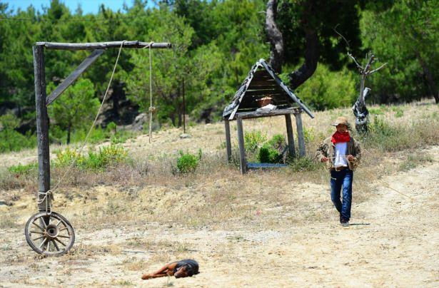 <p>Dedelerinin at ve develerle yaylalara göç ettiğini anlatan Deniz, "Küçüklüğüm deve ve at sırtında geçti. Bu nedenle atları çok seviyorum. Hem farklı bir yer oluşturmak hem de atlarla uğraşmak için böyle bir kasabayı oluşturdum. Yörük Mustafa'ydım kovboy Jack oldum. Zaten iki kültürde birbirine benziyor." dedi.</p>