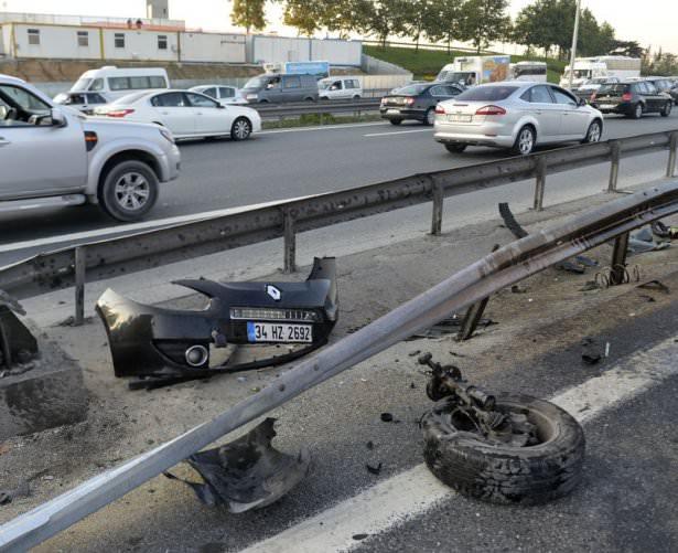 <p>TEM Otoyolu Tekstilkent yol ayrımında meydana gelen trafik kazasında 2 kişi hayatını kaybetti, 1 kişi de yaralandı.</p>
