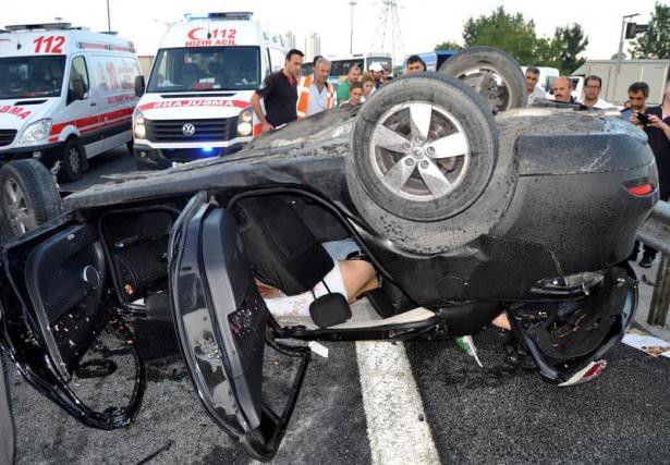<p>Alınan bilgiye göre, sürücüsünün kimliği henüz belirlenemeyen 34 HZ 2692 plakalı otomobil, direksiyon hakimiyetinin kaybedilmesi sonucu Tekstilkent yol ayrımındaki yön levhası direğine çarptıktan sonra takla attı.</p>
