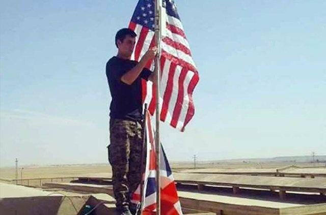 <p>Sosyal medyada yapılan paylaşımlarda ABD bayraklarının PYD üyeleri tarafından değil, bölgede bulunan Amerikan özel kuvvetler askerleri tarafından asıldığı öne sürüldü. Kamuflajlı olan ve ABD askeri olduğu ileri sürülen kişinin bayrağı asışı ve gümrük binasındaki ABD bayrağının yanında Akçakale'ye bakan silahlı PYD'lilerin fotoğrafları sosyal medyada da eleştirildi. </p>