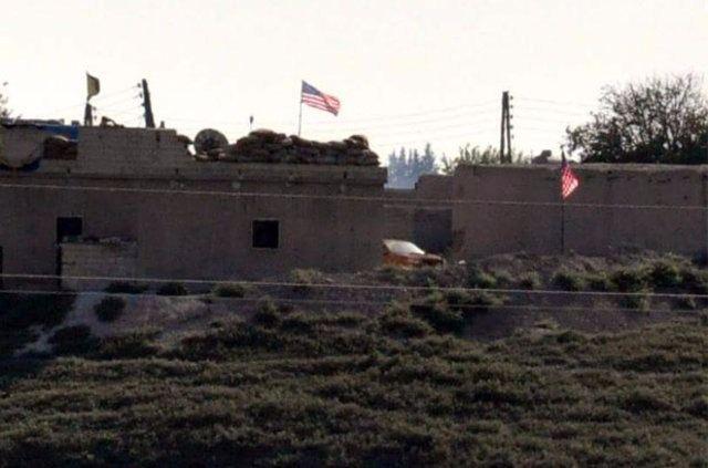 <p>Suriye'nin Rakka kentine bağlı Tel Abyad ilçesinde terör örgütü PKK/PYD'nin çok sayıda militanının bulunduğu binaya önceki gün asılan ABD bayraklarından 3'ü indirildi.</p>