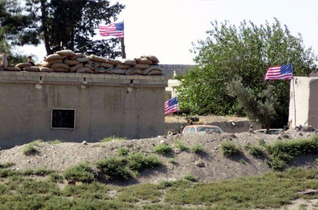 <p>Suriye'de 2 Eylül'de Fırat Nehri'nin batısındaki Münbiç ilçesinde terör örgütü PKK/PYD'nin çok sayıda militanının bulunduğu Rafi köyünde de çevreye ABD bayrakları asılmıştı.</p>
