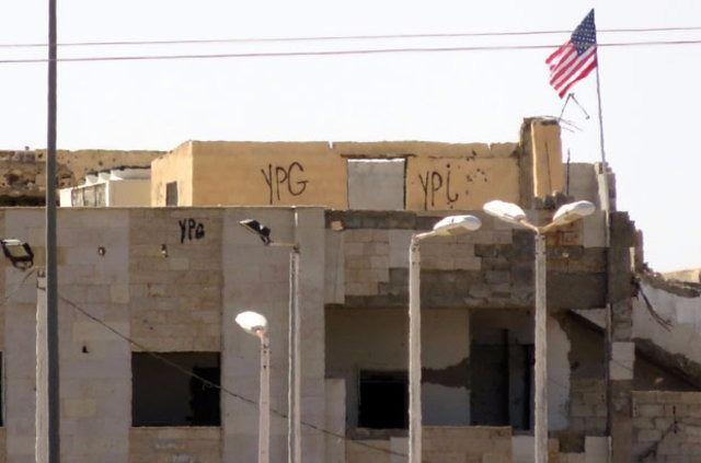 <p>Şanlıurfa'nın Akçakale ilçesinin karşısında bulunan ve PKK terör örgütünün Suriye kolu PYD kontrolünde bulunan Telabyad'ta ABD bayrağı için PYD terör örgütü üyelerinin nöbet tutuğu görüldü. </p>
