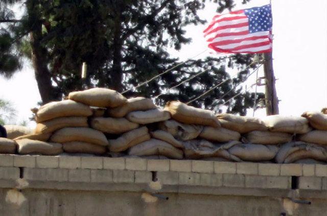 <p>Bugün sabah saatlerinden itibaren PYD terör örgütü üyelerinin, ABD bayrağı yanında nöbet tutukları görüldü.</p>
