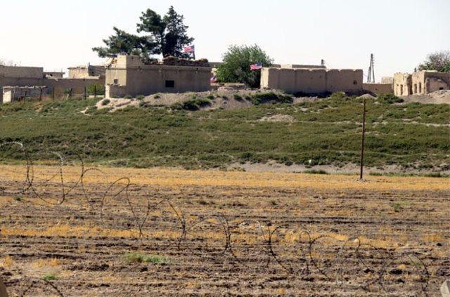 <p>Suriye'nin Telabyad ilçesinde ABD-PYD ve YPG bayrakları asılı dururken, ilçenin en hakim noktası olan Telabyad gümrük kapısında ise ABD bayrağı asılı duruyor.</p>
