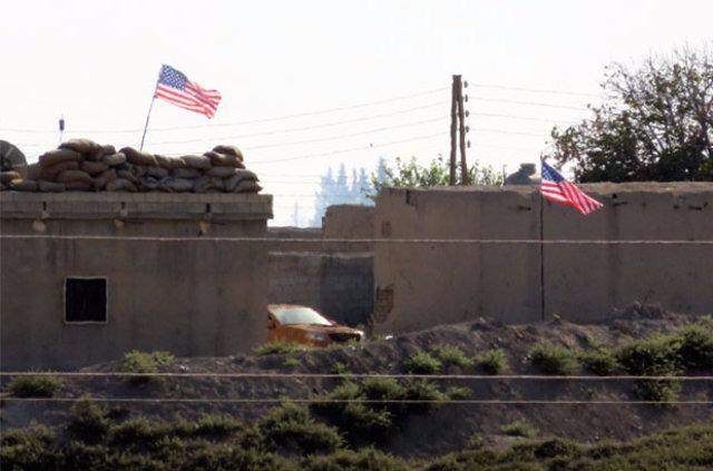 <p>PYD terör örgütü üyelerinin Türkiye tarafını dürbünlerle izledikleri gözlemlenirken, çatıda PYD üyelerinin ABD bayrağı önünde cep telefonları ile selfi yaptıkları da gözlemlendi.</p>
