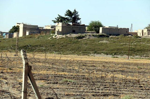<p>Türkiye'nin sıfır noktasında ise askeri zırhlı araçların olası gelişmelere karşın sınırda konuşlandığı görüldü. </p>
