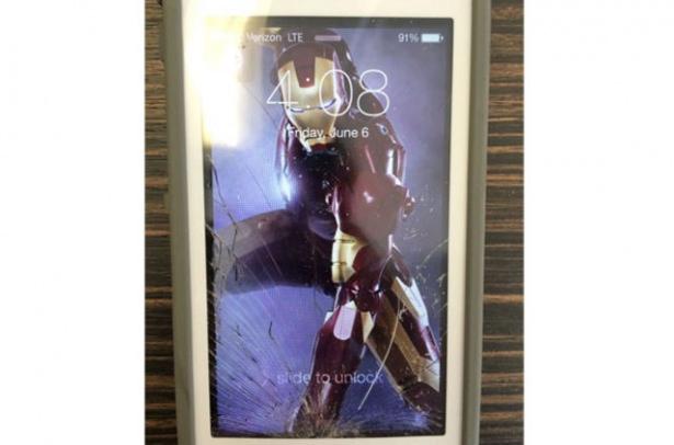<p>Zira çoğu şirket, kırılan ekranı sigorta kapsamına sokmadığı için ekranın değiştirilmesi neredeyse yeni telefon parası ile kafa kafaya geliyor.</p>
<p> </p>