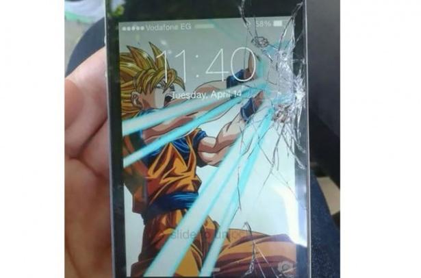 <p>Kırılan veya çatlayan telefon ekranlarını kamufle eden kullanıcılar bu sayede yüksek ücret ödemekten kurtulmanın yanı sıra cihazlarına sıra dışı bir hava da katıyor</p>
<p> </p>