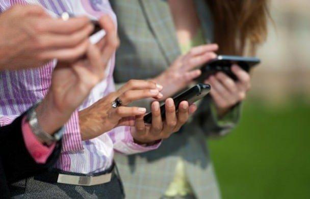 <p>Yani telefonlara yiyecek ve içeçekler de bulaştırılıyor. O nedenle bu bakterilerin içerisinde gıda zehri içerenler de bulunuyor.</p>
