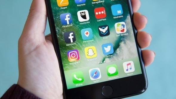 <p>iOS 11 ile birlikte ister fotoğraf çekimi sırasında ister sonrasında normalden çok daha canlı ve etkileyici fotoğraflar elde edebilirsiniz. ‘Canlı’ ya da ‘dramatik’ gibi efektler sayesinde fotoğrafınızı minimum çaba ile maksimum kaliteye getirebilirsiniz.</p>
<p> </p>